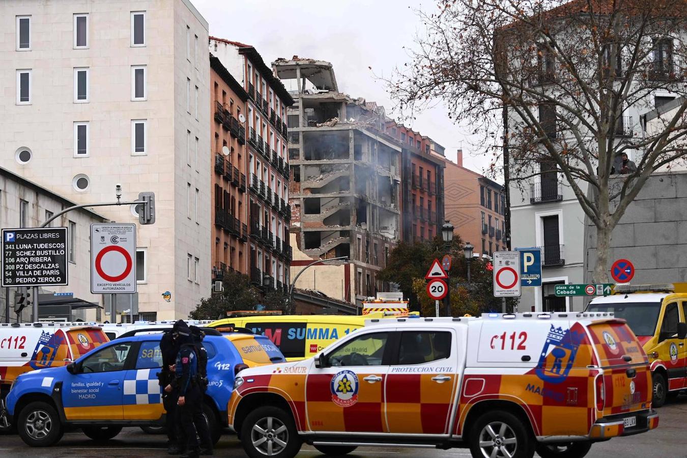 Los vehículos de emergencia estacionados cerca del edificio dañado después de que una fuerte explosión.