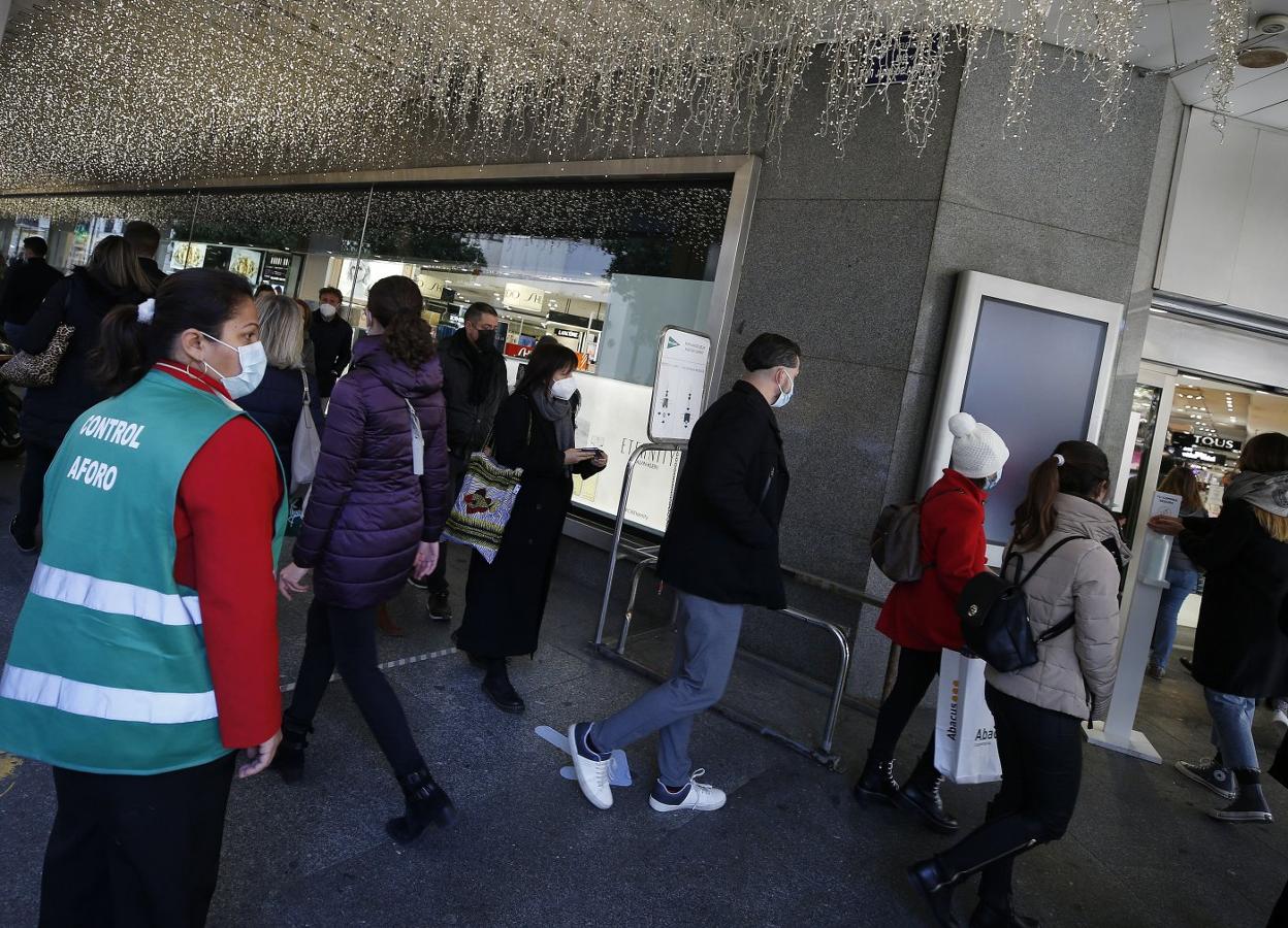 El centro en Navidad. Así estaban las calles del centro de Valencia el pasado 2 de enero, cuando se realizaban las últimas compras de cara a los Reyes Magos. Jesús Signes