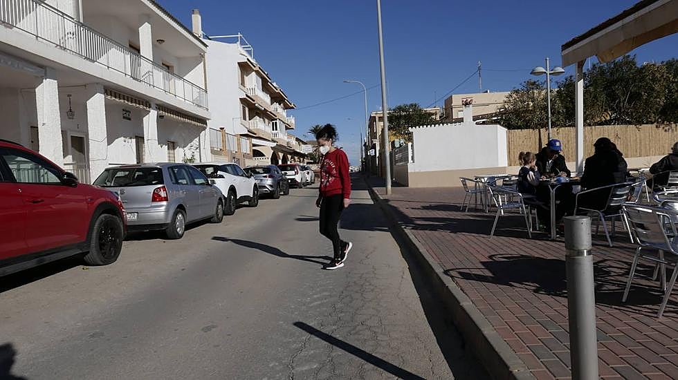 Claudia regenta el restaurante Mediterráneo en Pilar de la Horadada, un local cuya terraza está en San Pedro del Pinatar. De modo que cada vez que atraviesa la calle para atender a sus clientes pasa de Alicante a Murcia. Esa peculiaridad ha convertido su negocio en un lugar de encuentro.