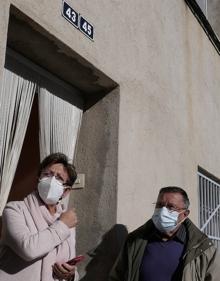 Imagen secundaria 2 - 1. Otro puente une la pequeña población de El Castell (Ulldecona) con el municipio castellonense de San Rafael del Río. Como Joan, en la imagen con su nieto Àlex, los vecinos de un lado pasan cada día al otro para ir a tomar un café, comprar el pan e incluso ir al colegio. 2. Marc, natural de Vinaròs, lleva más de veinte años viviendo en Les Cases del Riu y goza desde la terraza de su bar de unas privilegiadas vistas a Cataluña. 3. Cada vez que Fernando acude a casa de Rosa, su pareja, atraviesa el puente que separa Castellón de Tarragona. Él vive en La Sènia y ella en Les Cases del Riu, una pedanía de Rosell. 