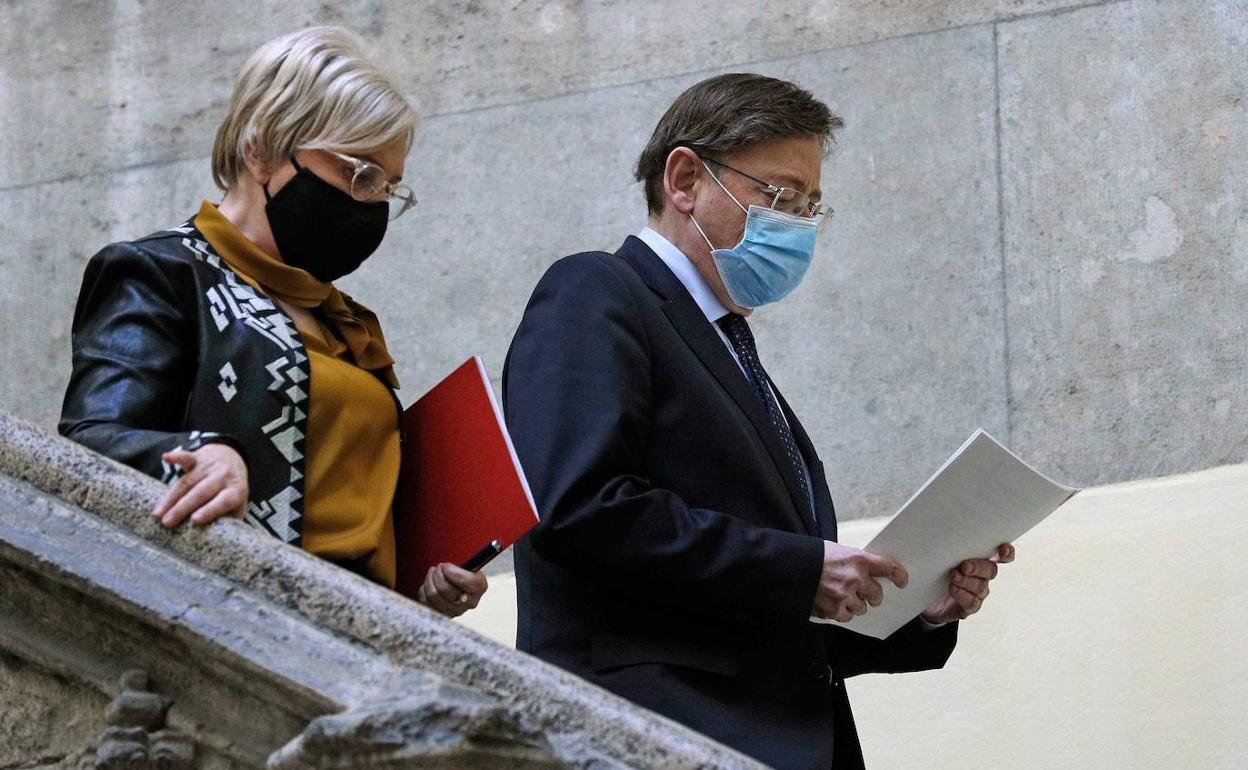 La consellera Ana Barceló y el presidente de la Generalitat, Ximo Puig, ayer, antes de anunciar el cierre de la hostelería. 