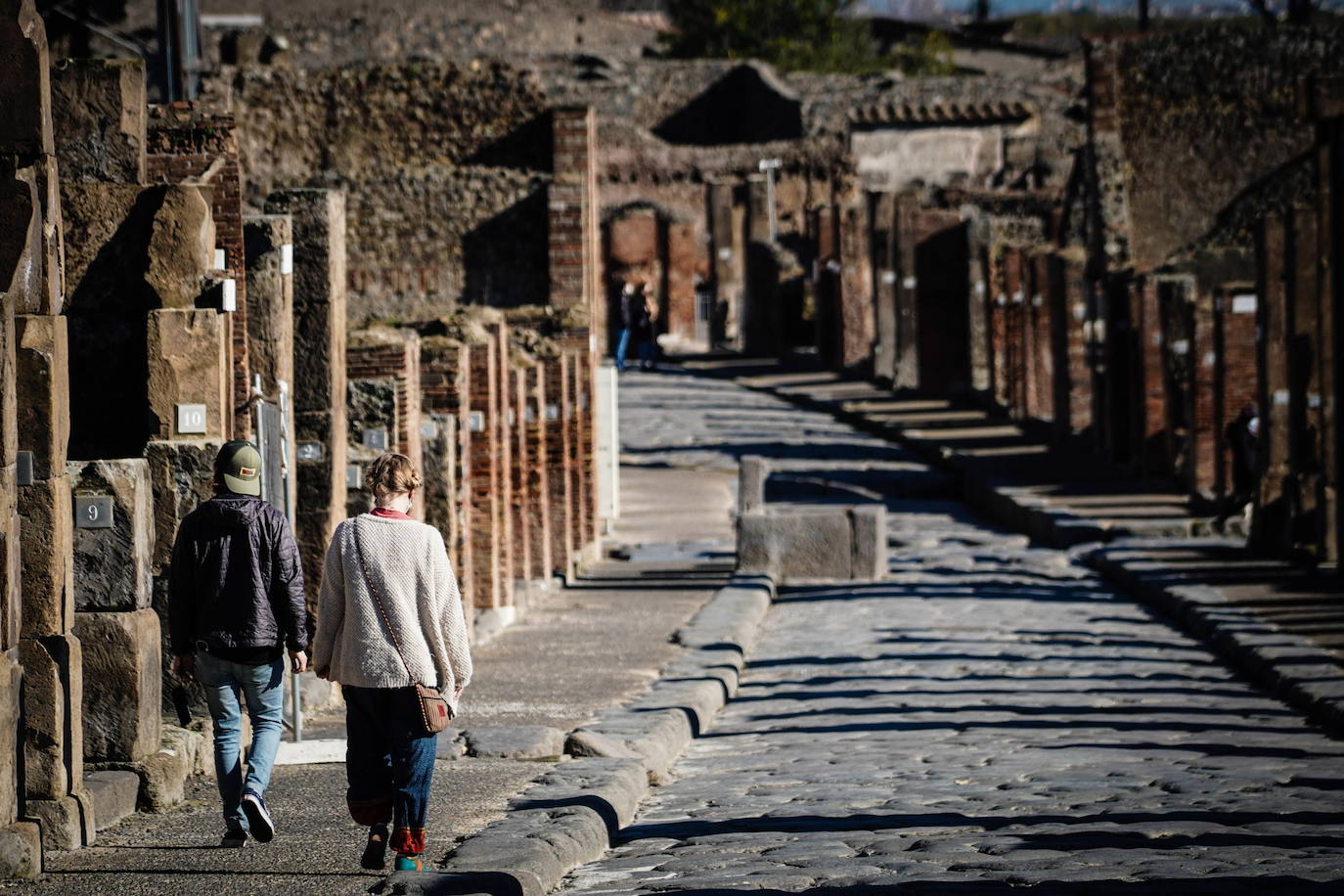 Pompeya ha vuelto a abrir su recinto arqueológico tras semanas clausurado por la pandemia de coronavirus. En los primeros días de apertura, decenas de visitantes se han acercado a disfrutar de este espacio histórico.