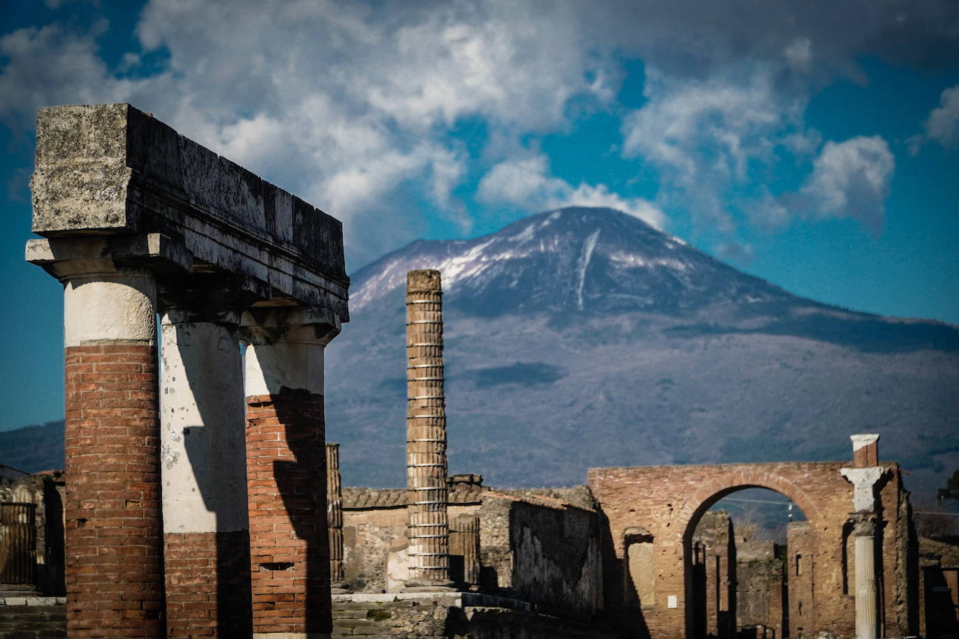 Pompeya ha vuelto a abrir su recinto arqueológico tras semanas clausurado por la pandemia de coronavirus. En los primeros días de apertura, decenas de visitantes se han acercado a disfrutar de este espacio histórico.