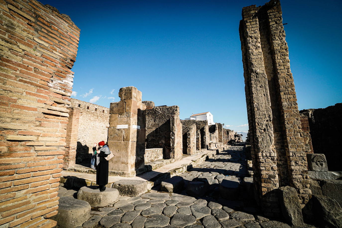 Pompeya ha vuelto a abrir su recinto arqueológico tras semanas clausurado por la pandemia de coronavirus. En los primeros días de apertura, decenas de visitantes se han acercado a disfrutar de este espacio histórico.