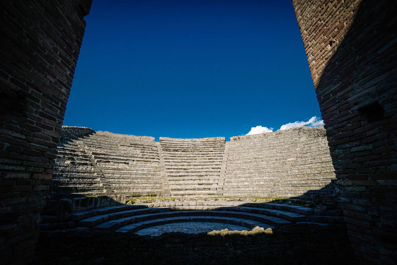 Pompeya ha vuelto a abrir su recinto arqueológico tras semanas clausurado por la pandemia de coronavirus. En los primeros días de apertura, decenas de visitantes se han acercado a disfrutar de este espacio histórico.