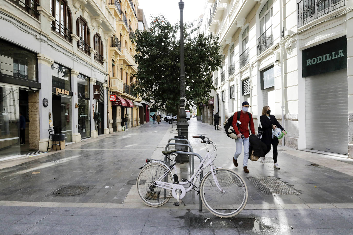 La hostelería de Valencia permanece totalmente cerrada, al menos durante los próximos 14 días, desde este jueves 21 de enero. Así lo estipulan las nuevas medidas tomadas por parte del Consell para tratar de frenar el avance de la pandemia de coronavirus en la Comunitat, que fueron anunciadas el pasado martes 19. La restricción deja multitud de persianas bajadas, en las que se ven algunos crespones negros en señal de protesta silenciosa, y calles sin terrazas ni vida en el centro de la ciudad. 