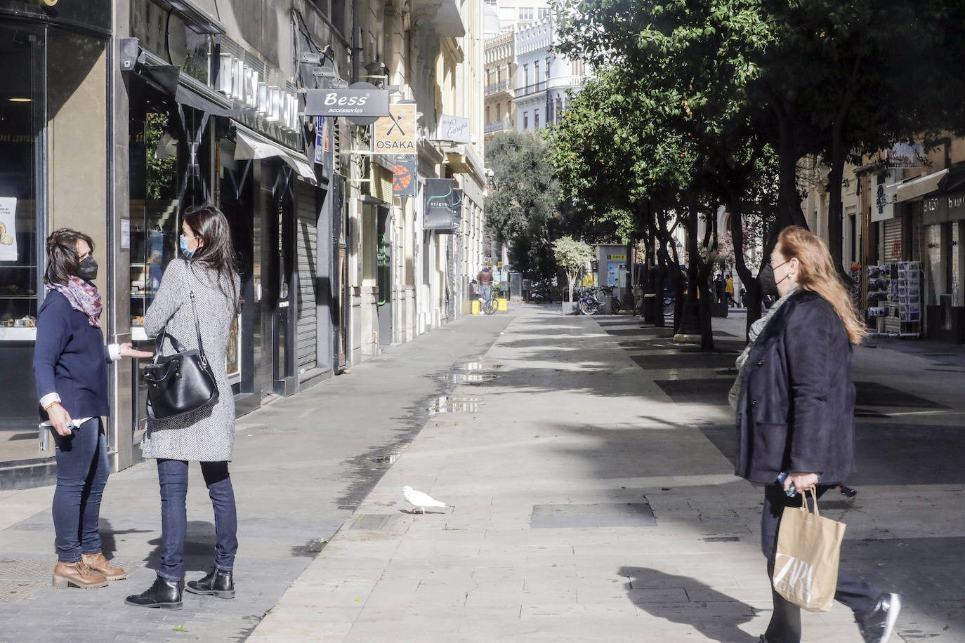 La hostelería de Valencia permanece totalmente cerrada, al menos durante los próximos 14 días, desde este jueves 21 de enero. Así lo estipulan las nuevas medidas tomadas por parte del Consell para tratar de frenar el avance de la pandemia de coronavirus en la Comunitat, que fueron anunciadas el pasado martes 19. La restricción deja multitud de persianas bajadas, en las que se ven algunos crespones negros en señal de protesta silenciosa, y calles sin terrazas ni vida en el centro de la ciudad. 