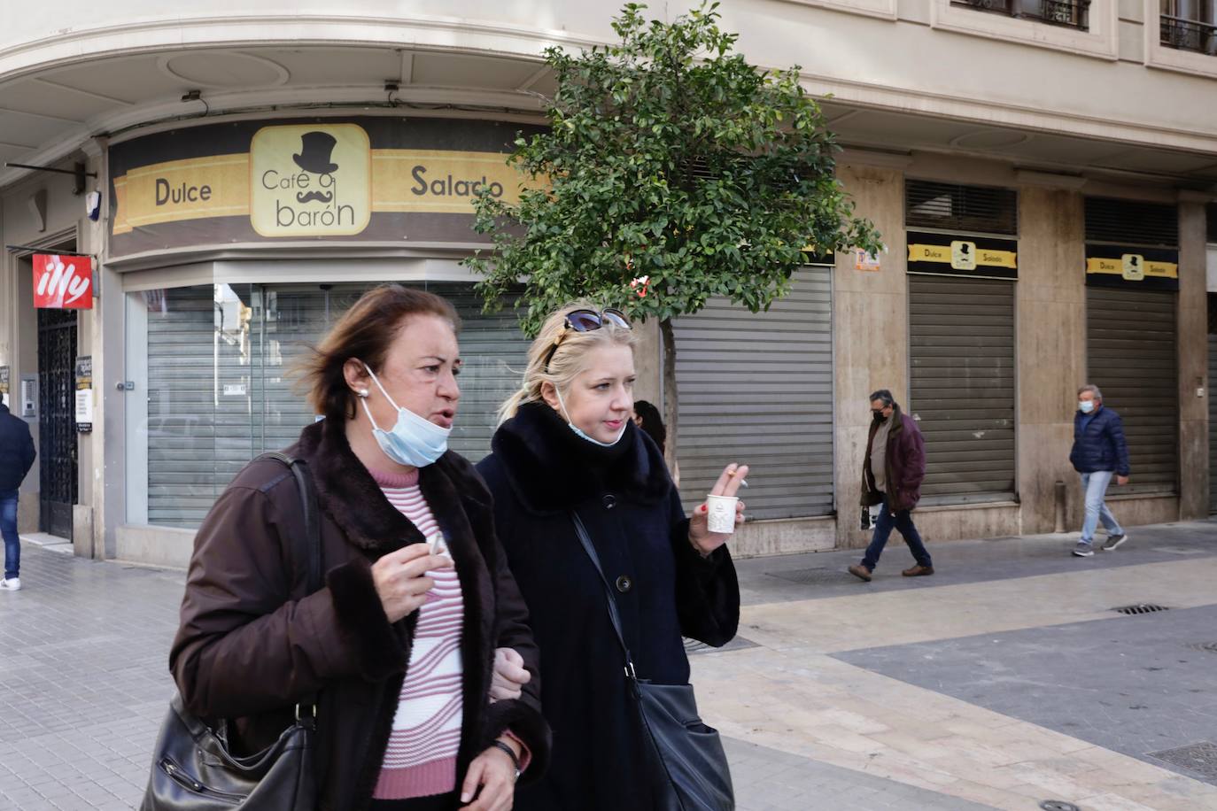 La hostelería de Valencia permanece totalmente cerrada, al menos durante los próximos 14 días, desde este jueves 21 de enero. Así lo estipulan las nuevas medidas tomadas por parte del Consell para tratar de frenar el avance de la pandemia de coronavirus en la Comunitat, que fueron anunciadas el pasado martes 19. La restricción deja multitud de persianas bajadas, en las que se ven algunos crespones negros en señal de protesta silenciosa, y calles sin terrazas ni vida en el centro de la ciudad. 