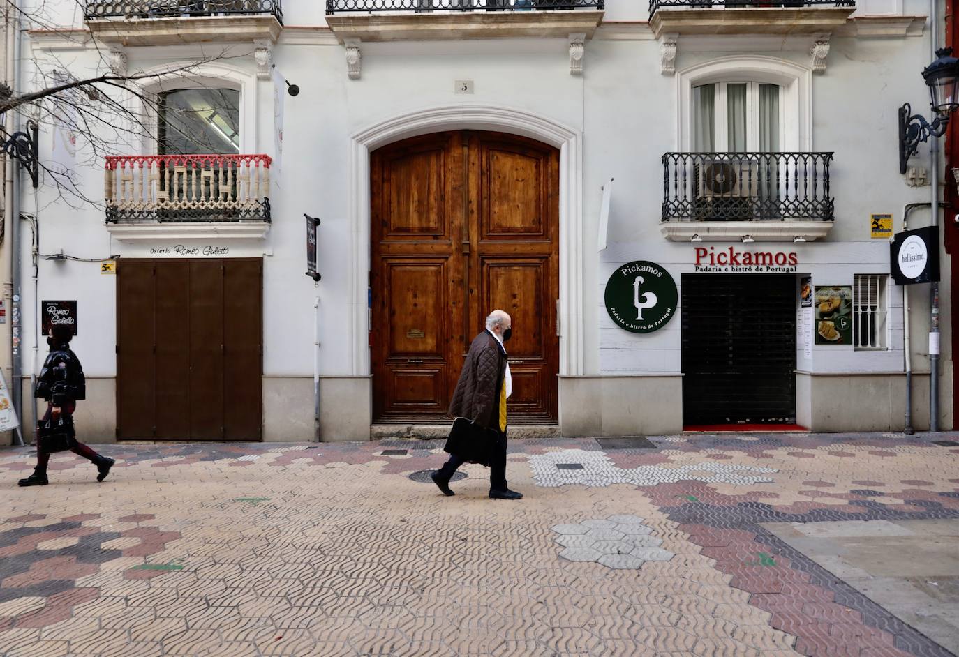 La hostelería de Valencia permanece totalmente cerrada, al menos durante los próximos 14 días, desde este jueves 21 de enero. Así lo estipulan las nuevas medidas tomadas por parte del Consell para tratar de frenar el avance de la pandemia de coronavirus en la Comunitat, que fueron anunciadas el pasado martes 19. La restricción deja multitud de persianas bajadas, en las que se ven algunos crespones negros en señal de protesta silenciosa, y calles sin terrazas ni vida en el centro de la ciudad. 