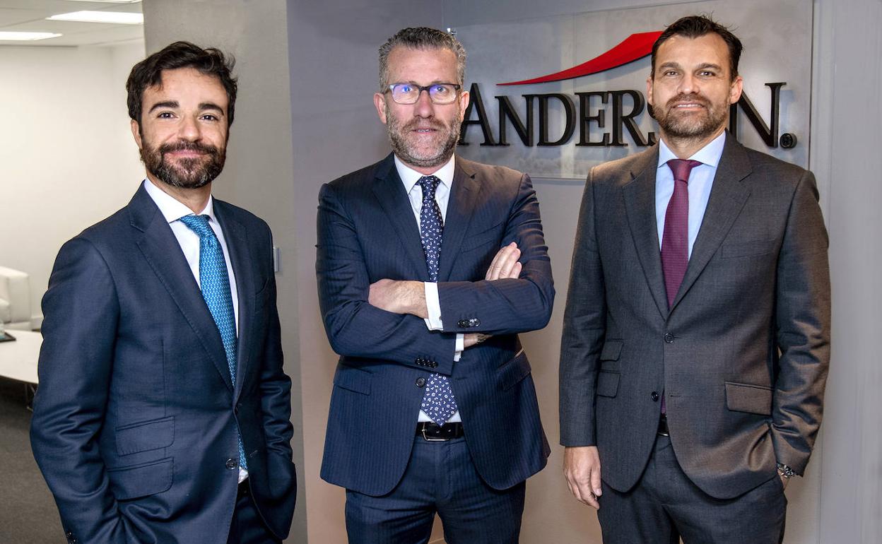 Ricardo Pla, director, José Vicente Morote, socio director, y Borja de Gabriel, socio. 