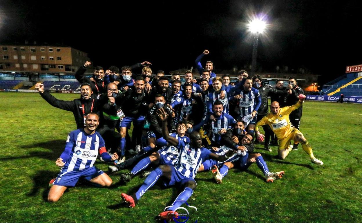 La plantilla del Alcoyano celebra la histórica eliminación al Real Madrid..