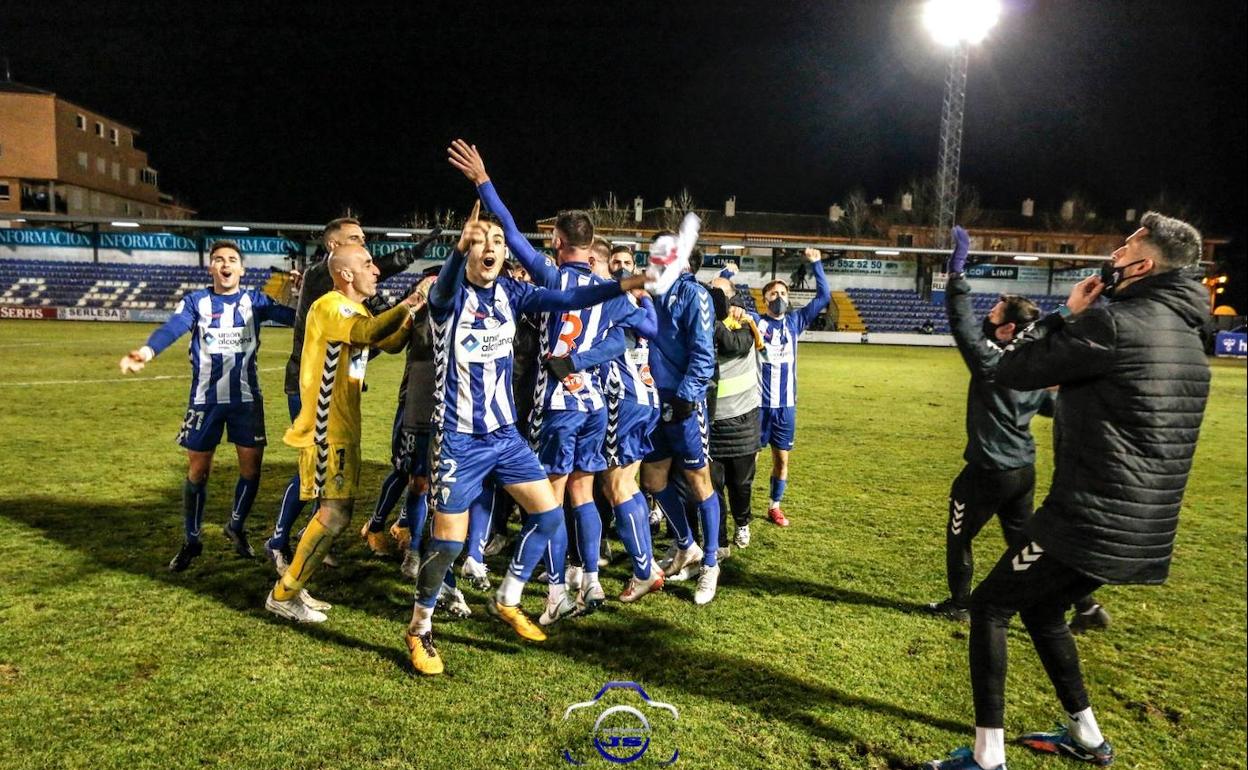 Los jugadores del Alcoyano celebran sobre el césped la clasificación ante el Real Madrid.