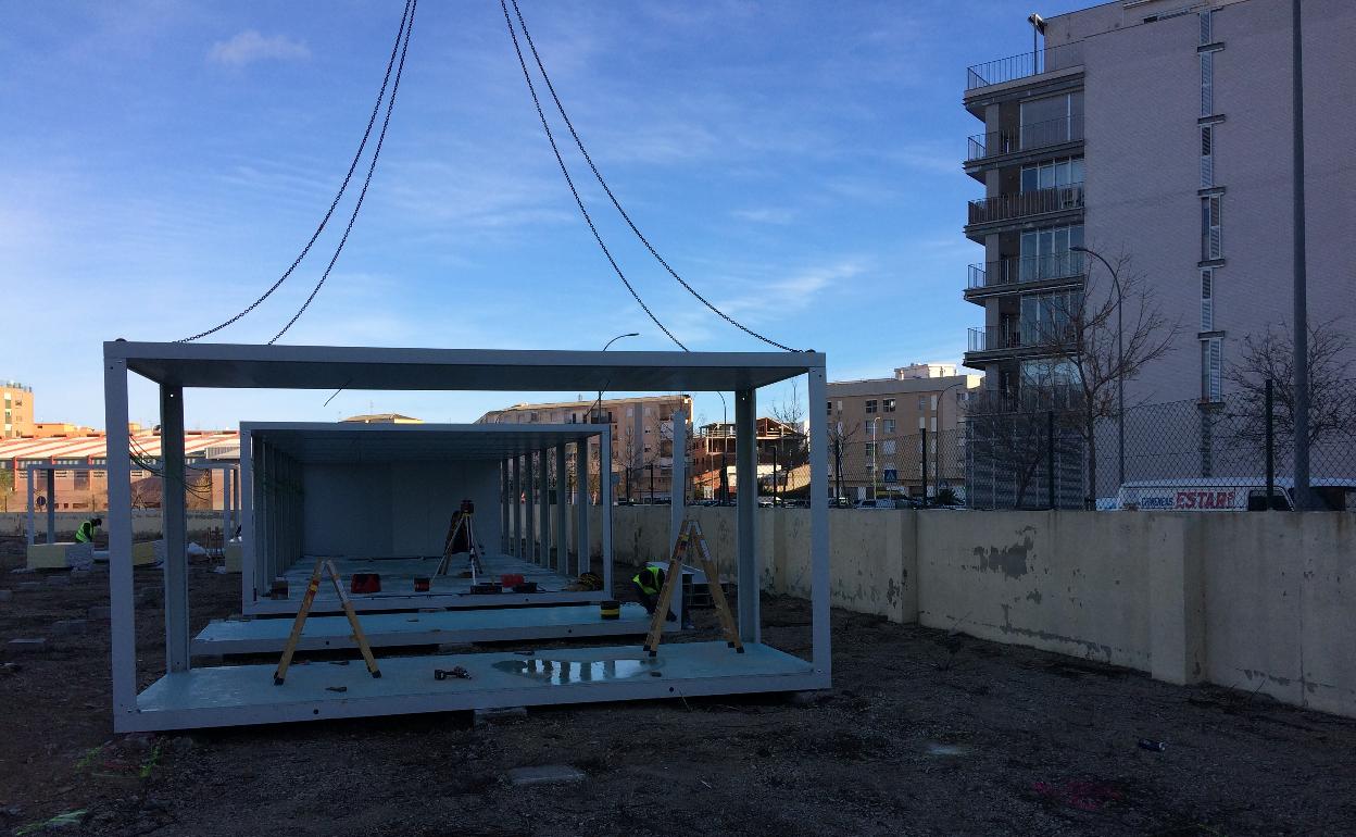 Instalación de los barracones para los estudiantes de Gandia. 