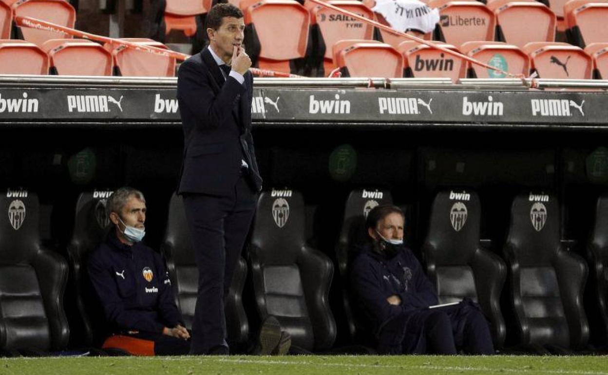 Javi Gracia, pensativo en el área técnica durante el encuentro de Liga ante Osasuna. 