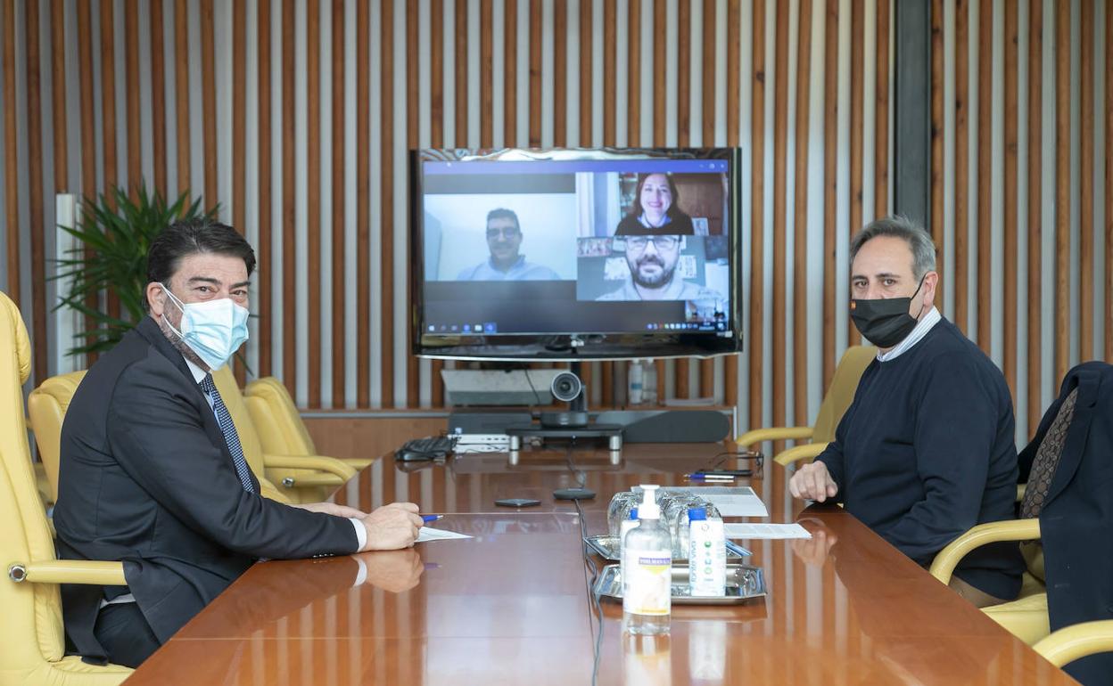 Barcala y Manolo Jiménez, durante la reunión telemática de este mediodía con los representantes de la Federación. 