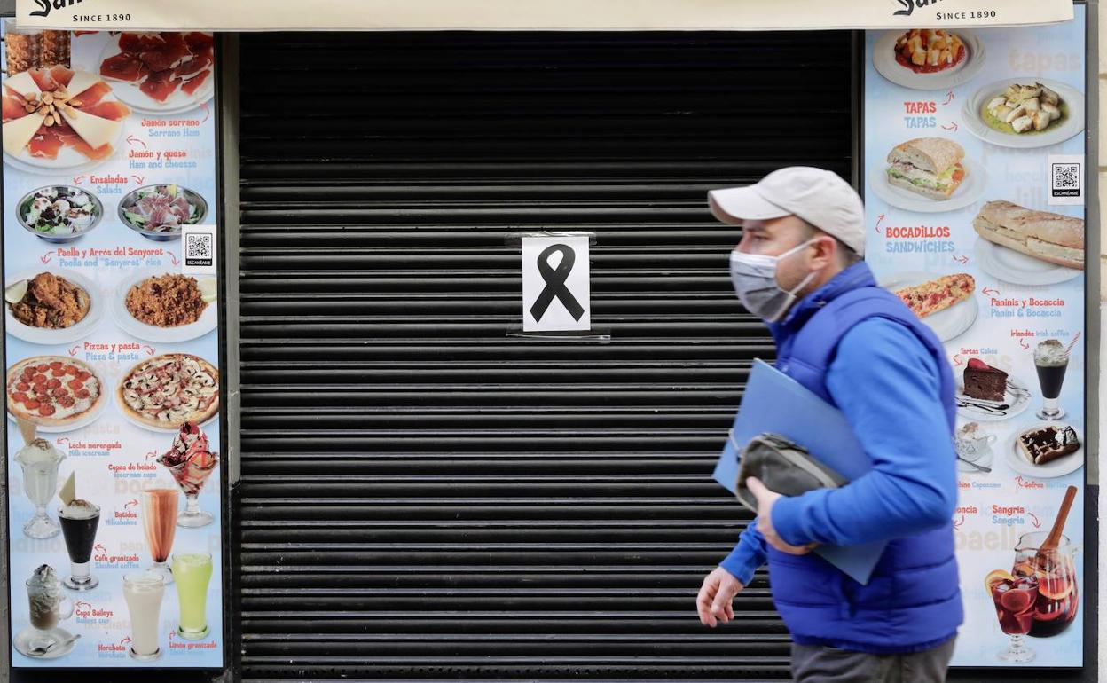 Local cerrado y con un crespón negro en señal de protesta por la medida del cierre de la hostelería adoptada por el Consell. 