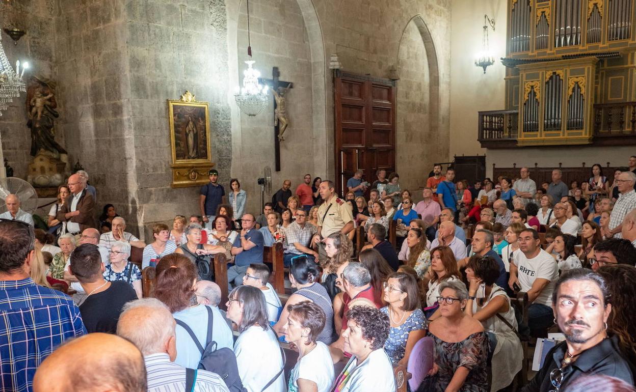 Decenas de valencianos contemplan el edificio histórico antes del estallido de la pandemia, en una de las jornadas de puertas abiertas. 