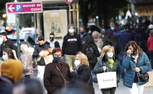 Un centenar de comercios no esenciales del centro deciden no cerrar a la hora de comer