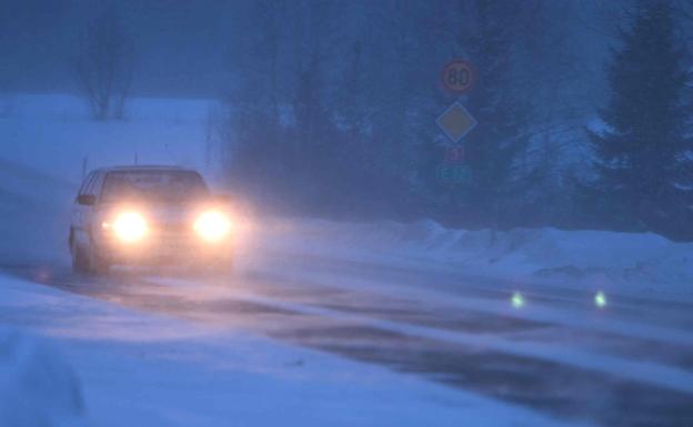 La DGT explica qué luces hay que encender en el coche cuando llueve