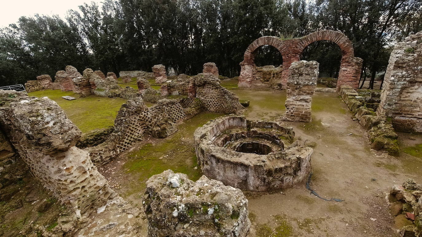 Fundada en el siglo VIII a.C. por colonos griegos procedentes de Eubea, fue posteriormente conquistada por los samnitas y después por los romanos