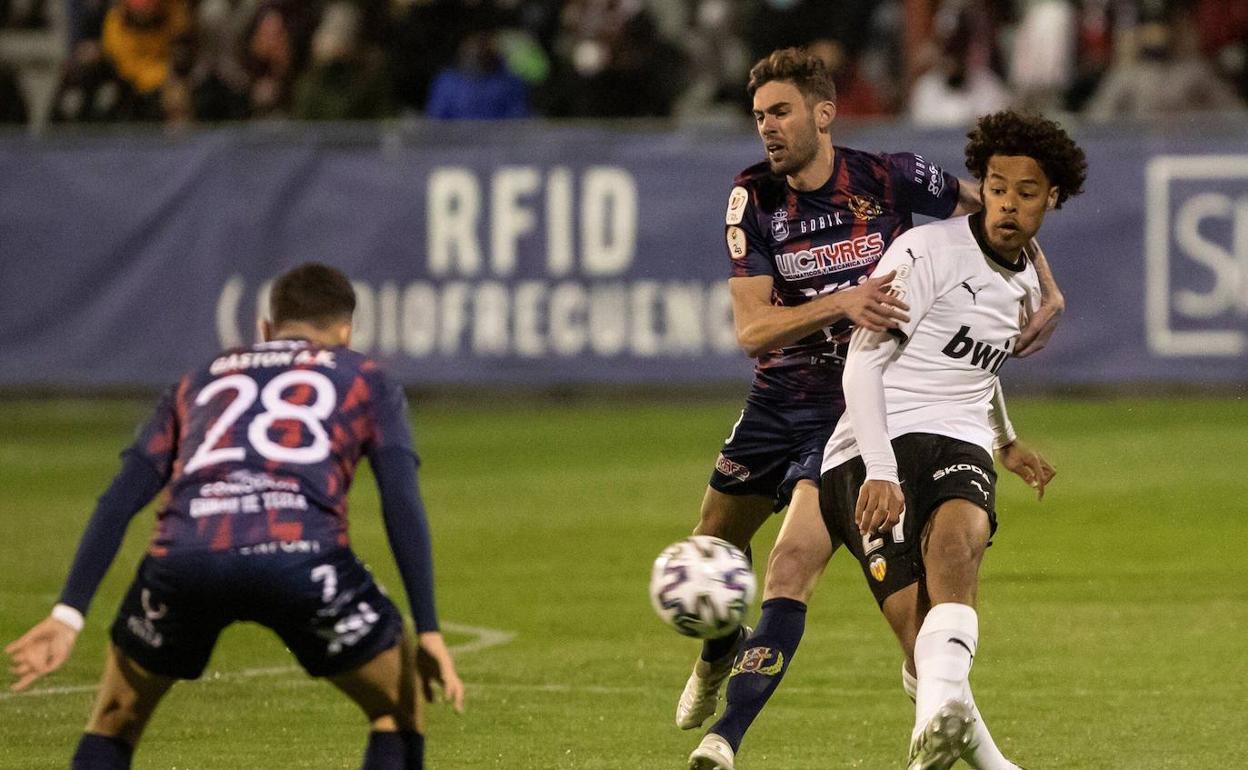 Koba golpea el balón durante el partido contra el Yeclano. 