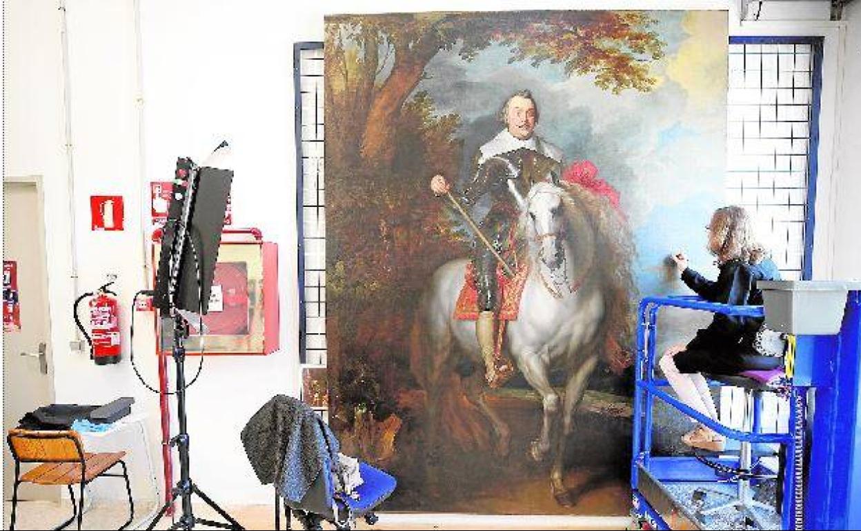 Una especialista trabaja en la restauración de una pieza de Van Dyck del Museo de Bellas Artes. 