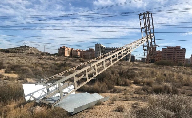 Imagen de una torre de electricidad derribada por el viento en Rabasa. 