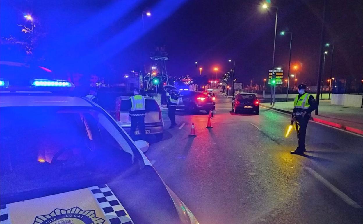 Los agentes, en un control en las calles de la ciudad de Alicante la pasada madrugada. 