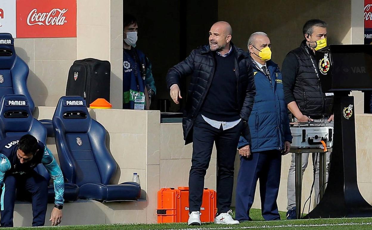 Paco López, durante un partido entre el Levante y el Villarreal.