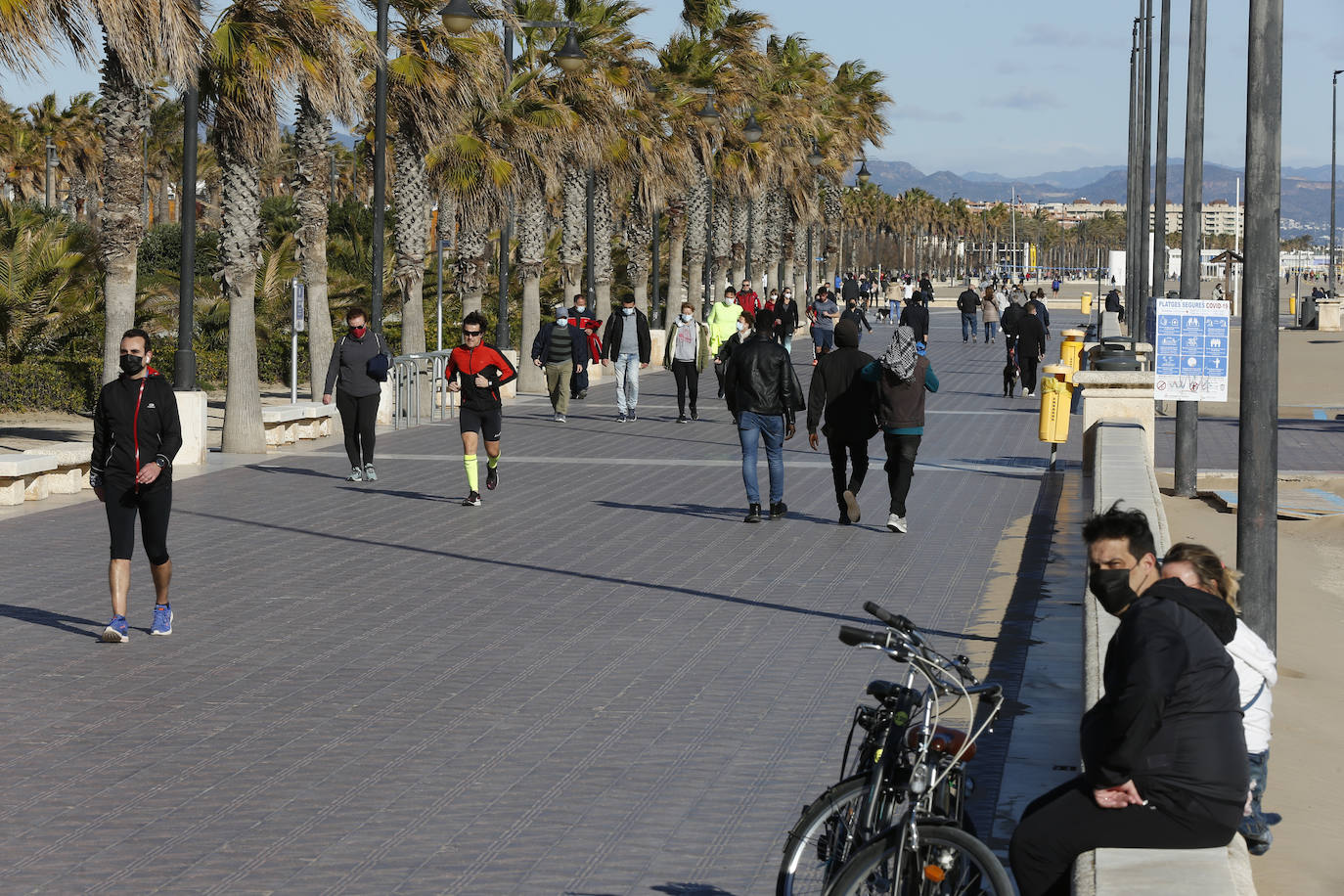 Bares, restaurantes y cafeterías cumplen las últimas medidas de la Generalitat y sólo pueden servir para recoger o a domicilio.