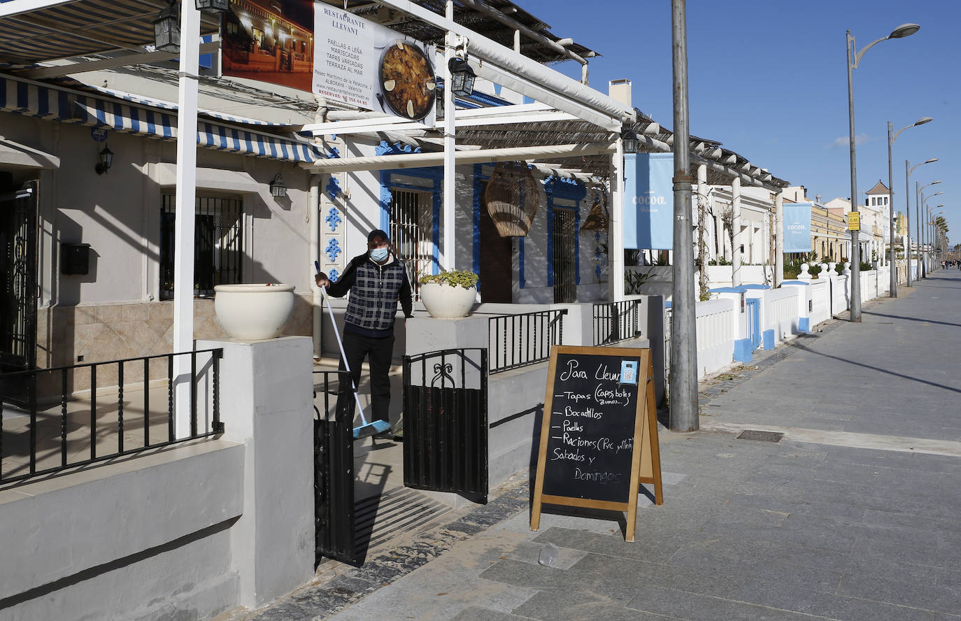 Bares, restaurantes y cafeterías cumplen las últimas medidas de la Generalitat y sólo pueden servir para recoger o a domicilio.