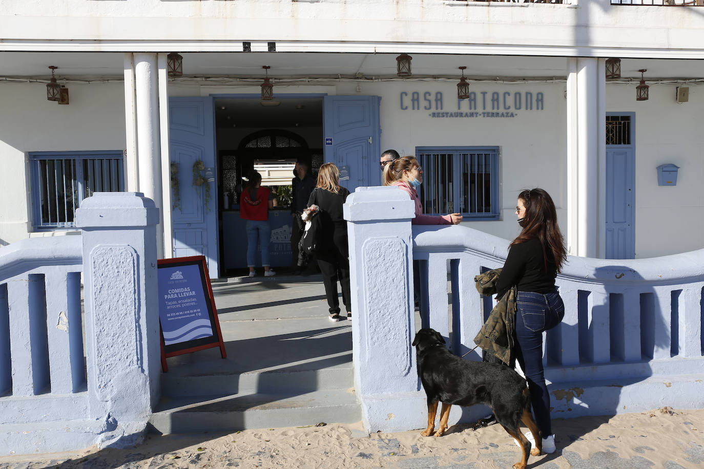 Bares, restaurantes y cafeterías cumplen las últimas medidas de la Generalitat y sólo pueden servir para recoger o a domicilio.