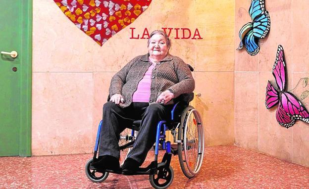 Gandia. Amparo Climent Sánchez posa en la residencia de mayores La Safor en la que lleva viviendo unos diez años. 