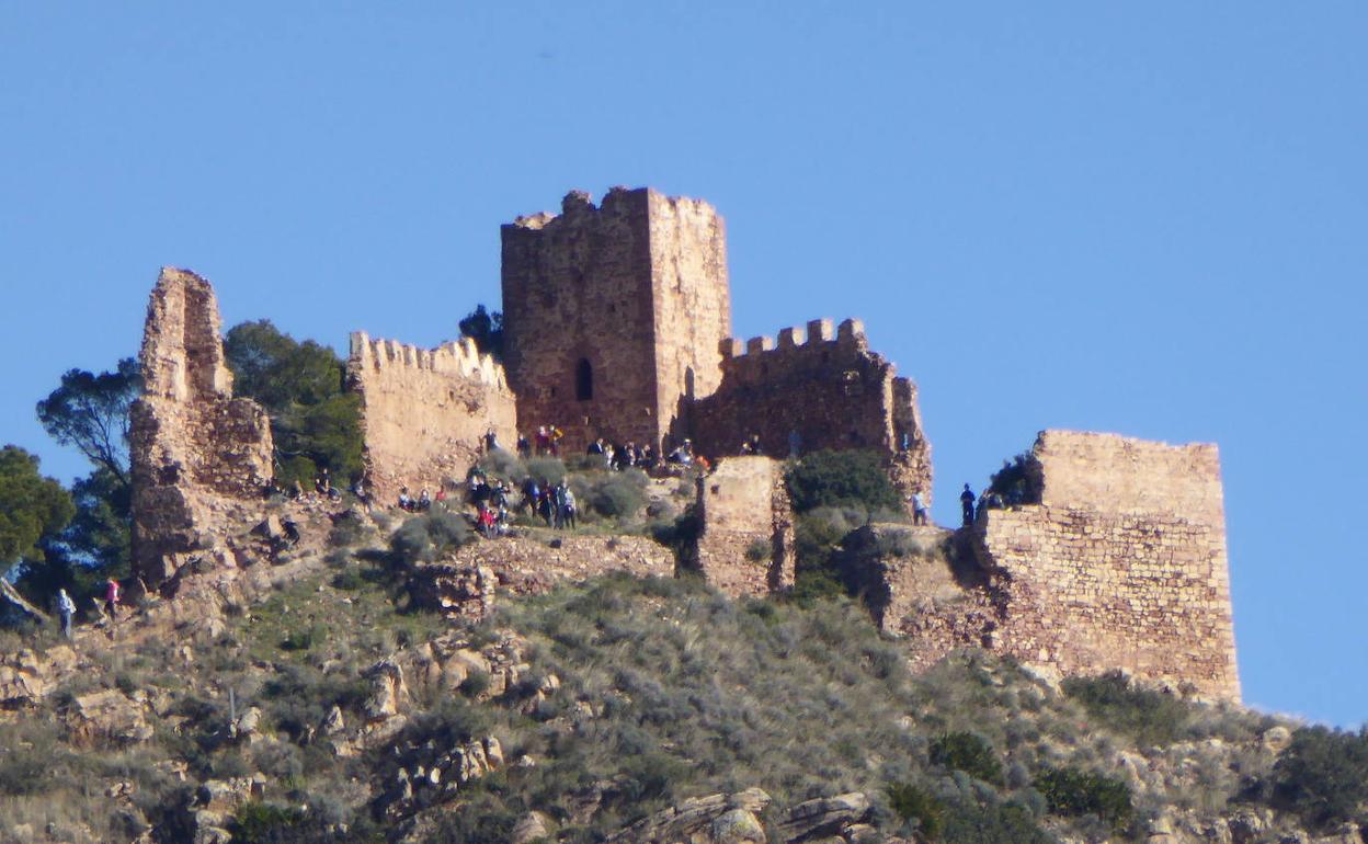 Decenas de personas, en el Castillo de Serra.