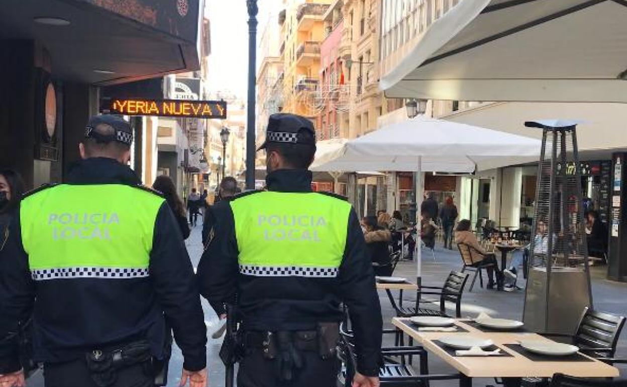 Dos agentes pasean por la calle Castaños de Alicante. 