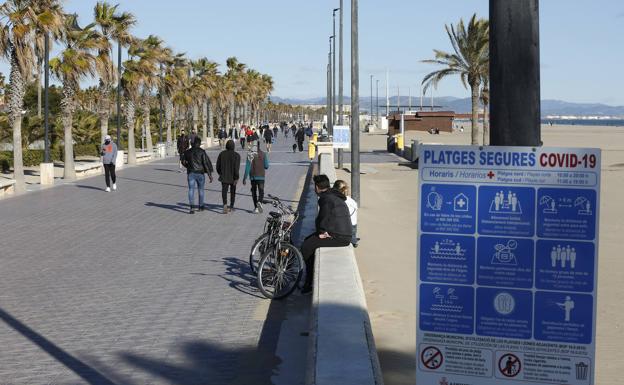 Imagen principal - Valencia, con la hostelería cerrada.