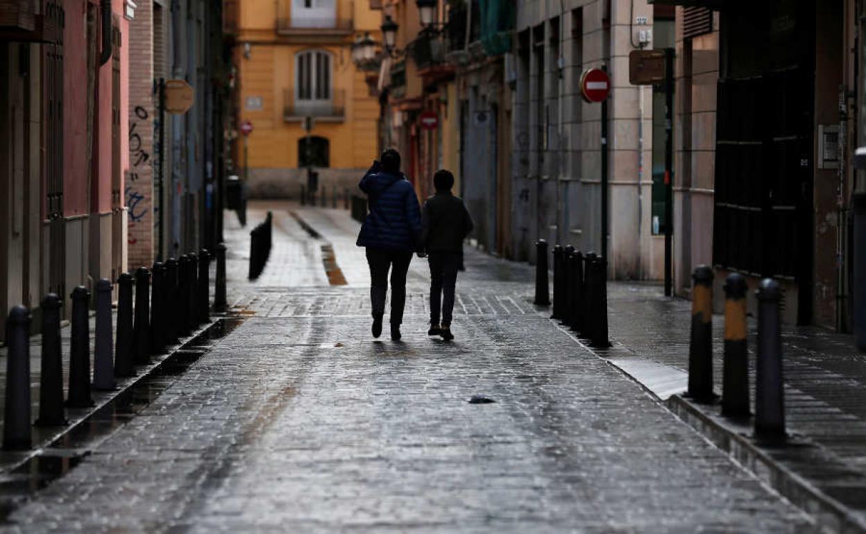 Dos personas paseando por el centro de Valencia.