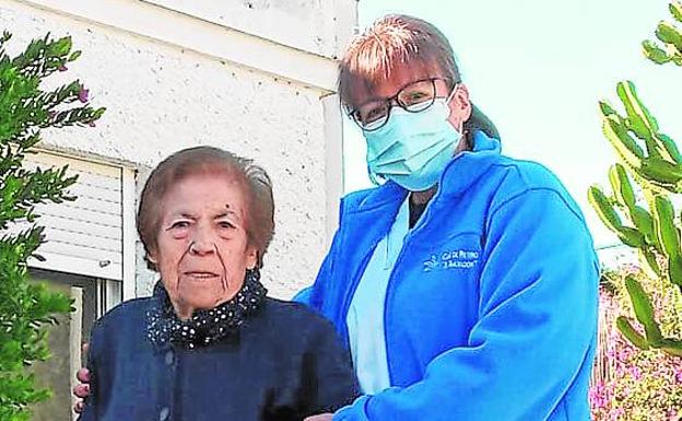 Psicóloga. Esther Comas, junto a una residente en la Casa de Retiro El Salvador en la localidad de Torrent.