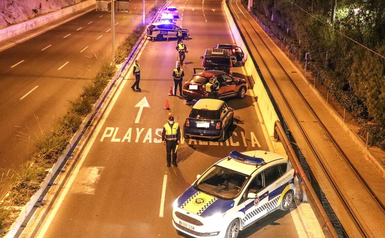 Control de la Policía Local de Alicante para velar por el cumplimiento del toque de queda. 