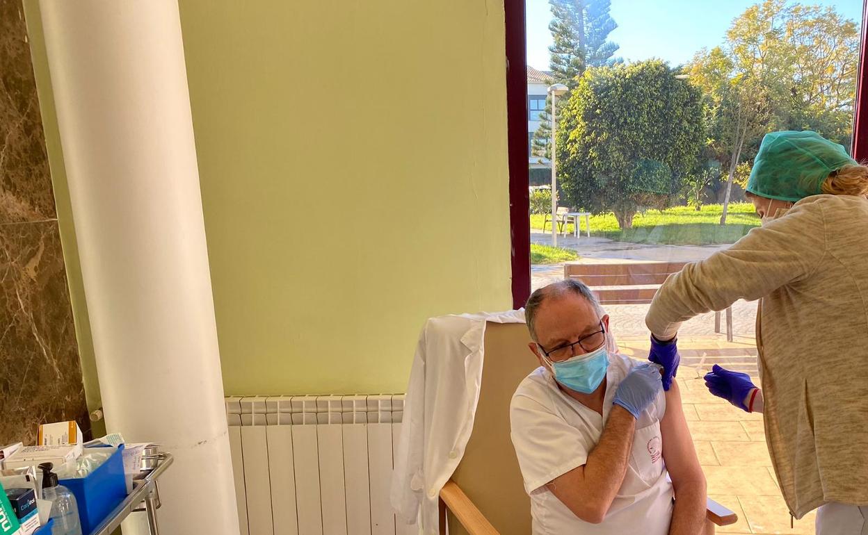 Un empleado de una residencia de la Safor poniéndose la vacuna la pasada semana. 