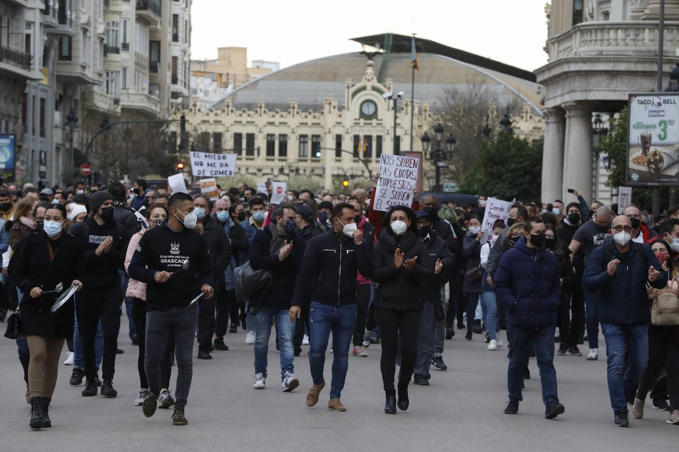 Alrededor de 250 personas han acudido este lunes a las puertas del Ayuntamiento de Valencia para protestar por el cierre de la hostelería, medida que decretó la semana pasada el Consell para combatir la tercera ola de coronavirus que tiene en jaque a los hospitales de la Comunitat. Sin embargo, ninguna asociación oficial ni patronal está detrás de esta convocatoria, según indican desde la Federación de Hosteleros de Valencia, la Coordinadora de Barrios de Hostelería de Valencia y la Asociación de Hosteleros de Ruzafa.