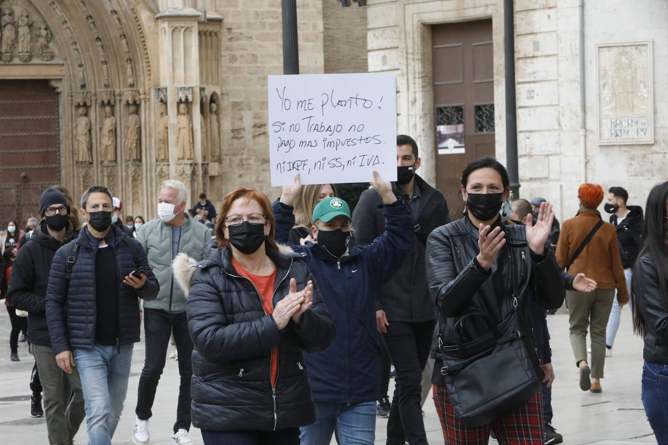 Alrededor de 250 personas han acudido este lunes a las puertas del Ayuntamiento de Valencia para protestar por el cierre de la hostelería, medida que decretó la semana pasada el Consell para combatir la tercera ola de coronavirus que tiene en jaque a los hospitales de la Comunitat. Sin embargo, ninguna asociación oficial ni patronal está detrás de esta convocatoria, según indican desde la Federación de Hosteleros de Valencia, la Coordinadora de Barrios de Hostelería de Valencia y la Asociación de Hosteleros de Ruzafa.