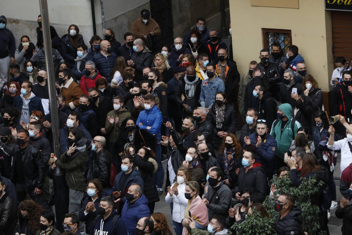 Alrededor de 250 personas han acudido este lunes a las puertas del Ayuntamiento de Valencia para protestar por el cierre de la hostelería, medida que decretó la semana pasada el Consell para combatir la tercera ola de coronavirus que tiene en jaque a los hospitales de la Comunitat. Sin embargo, ninguna asociación oficial ni patronal está detrás de esta convocatoria, según indican desde la Federación de Hosteleros de Valencia, la Coordinadora de Barrios de Hostelería de Valencia y la Asociación de Hosteleros de Ruzafa.