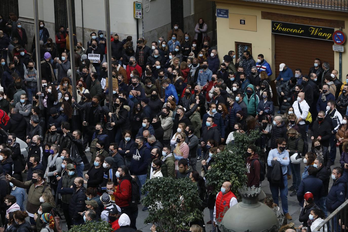 Alrededor de 250 personas han acudido este lunes a las puertas del Ayuntamiento de Valencia para protestar por el cierre de la hostelería, medida que decretó la semana pasada el Consell para combatir la tercera ola de coronavirus que tiene en jaque a los hospitales de la Comunitat. Sin embargo, ninguna asociación oficial ni patronal está detrás de esta convocatoria, según indican desde la Federación de Hosteleros de Valencia, la Coordinadora de Barrios de Hostelería de Valencia y la Asociación de Hosteleros de Ruzafa.