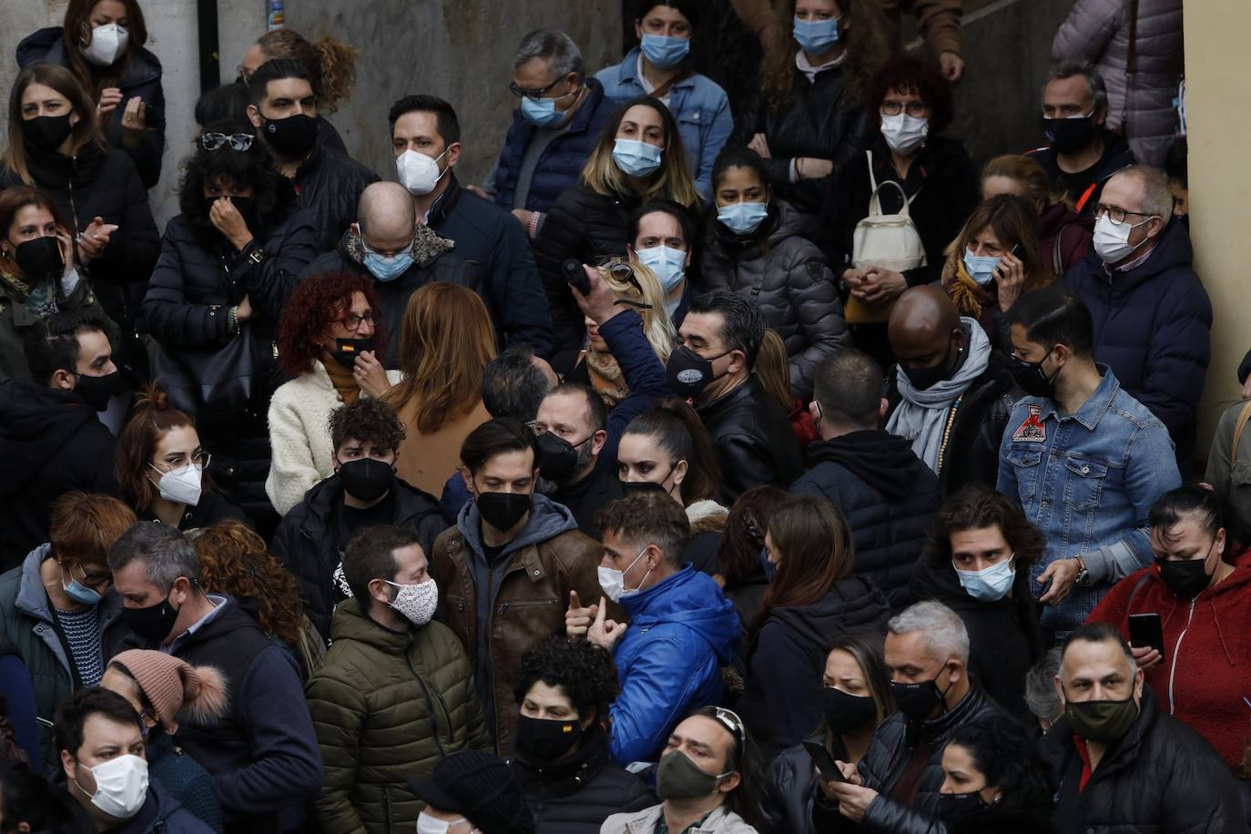 Alrededor de 250 personas han acudido este lunes a las puertas del Ayuntamiento de Valencia para protestar por el cierre de la hostelería, medida que decretó la semana pasada el Consell para combatir la tercera ola de coronavirus que tiene en jaque a los hospitales de la Comunitat. Sin embargo, ninguna asociación oficial ni patronal está detrás de esta convocatoria, según indican desde la Federación de Hosteleros de Valencia, la Coordinadora de Barrios de Hostelería de Valencia y la Asociación de Hosteleros de Ruzafa.