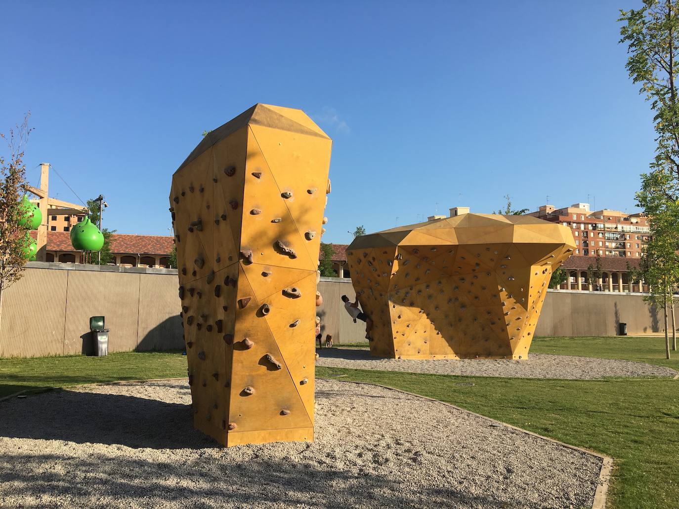 El Parque Central de Valencia es uno de los 11 finalistas al premio Rosa Barba de la undécima bienal de paisaje de Barcelona, uno de los certámenes de paisajismo «más prestigiosos». Así, competirá con otros diez finalistas de todo el mundo, entre ellos jardines de Shangai, Lisboa, Medellín, Brooklyn o Bangkok, entre otros. También el jardín de la plaza de Amparo Arce, en Benimaclet, se encuentra entre los jardines que han concurrido al premio. El jurado del premio ha valorado que el Parque Central es uno de los proyectos urbanos y de infraestructura «más importantes de la ciudad» y que, a su finalización, «se convertirá en uno de los pulmones verdes de la ciudad puesto que conectará barrios que hasta ahora estaban separados por las vías del tren». El jurado de la bienal también ha valorado la utilización del agua como «eje vertebrador» de todo el jardín, según ha indicado el Ayuntamiento de Valencia en un comunicado.