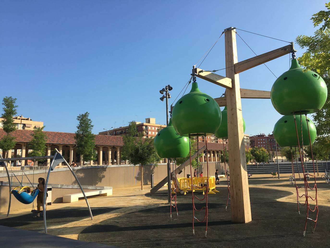 El Parque Central de Valencia es uno de los 11 finalistas al premio Rosa Barba de la undécima bienal de paisaje de Barcelona, uno de los certámenes de paisajismo «más prestigiosos». Así, competirá con otros diez finalistas de todo el mundo, entre ellos jardines de Shangai, Lisboa, Medellín, Brooklyn o Bangkok, entre otros. También el jardín de la plaza de Amparo Arce, en Benimaclet, se encuentra entre los jardines que han concurrido al premio. El jurado del premio ha valorado que el Parque Central es uno de los proyectos urbanos y de infraestructura «más importantes de la ciudad» y que, a su finalización, «se convertirá en uno de los pulmones verdes de la ciudad puesto que conectará barrios que hasta ahora estaban separados por las vías del tren». El jurado de la bienal también ha valorado la utilización del agua como «eje vertebrador» de todo el jardín, según ha indicado el Ayuntamiento de Valencia en un comunicado.