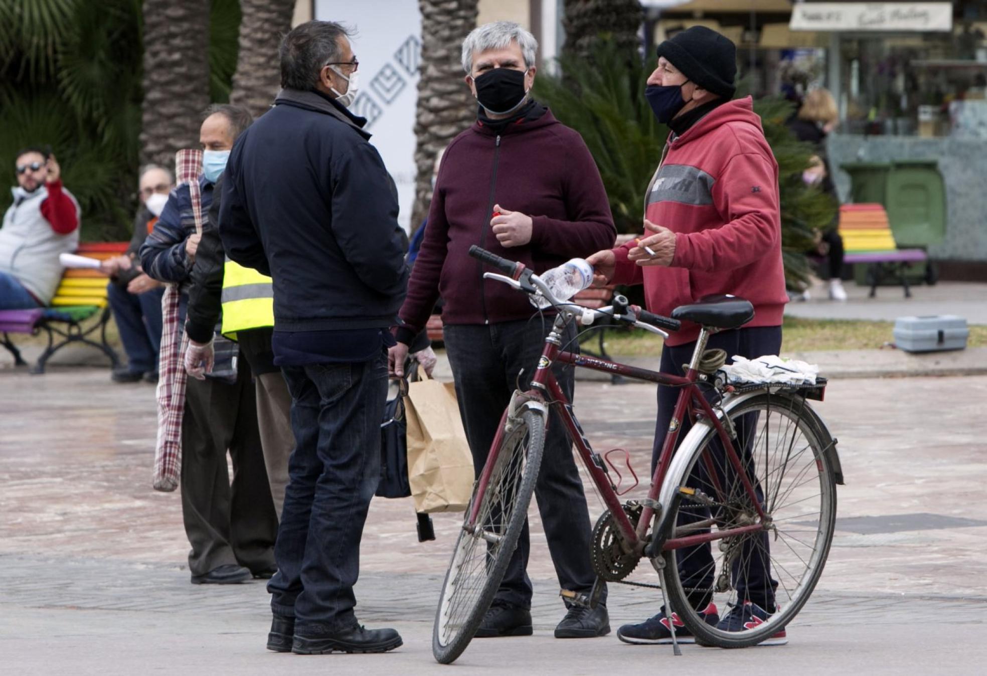 u Prohibición. Tres personas conversan en la calle, algo que está prohibido según la nueva normativa. damián torres