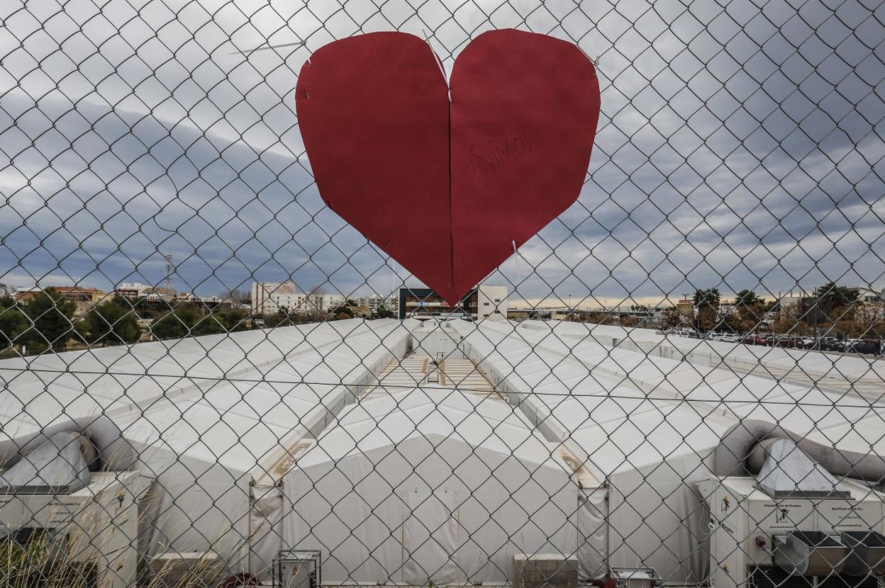 Un corazón en la valla que separa las instalaciones de La Fe del área sanitaria de las carpas. ep