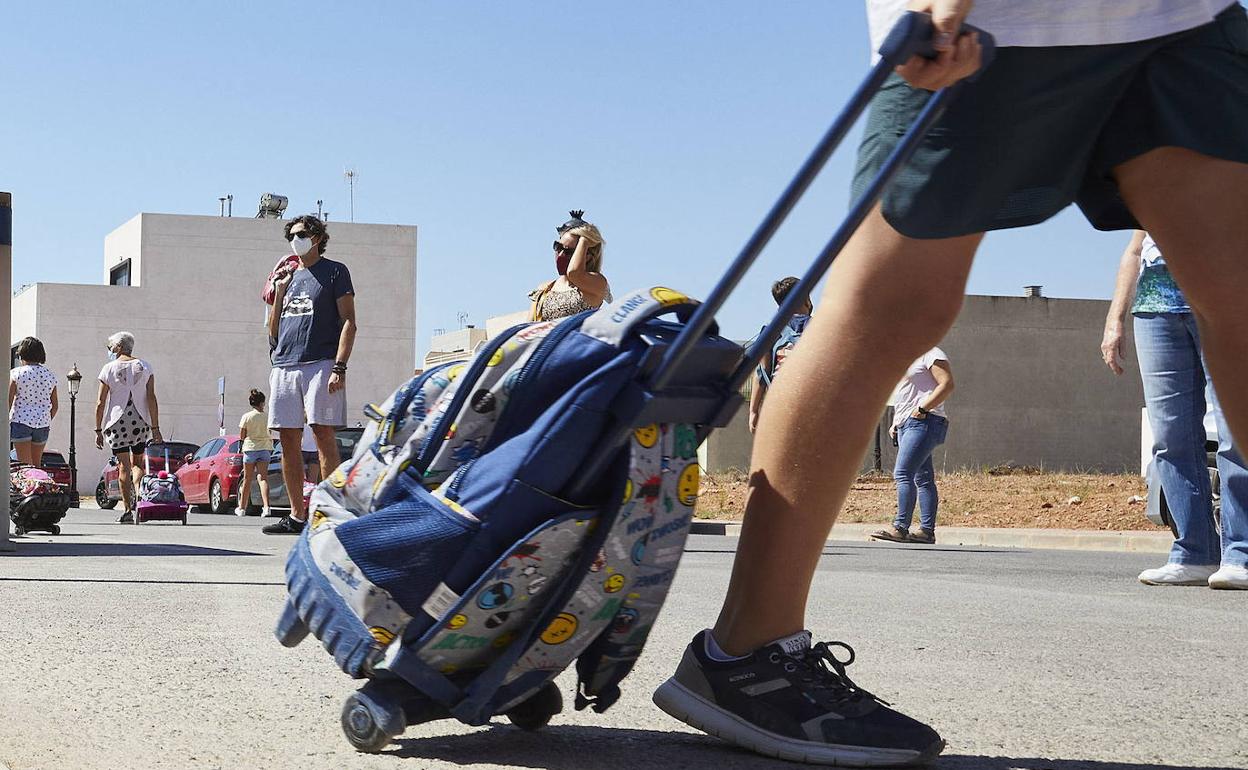 Un alumno valenciano saliendo de su colegio, a principios de curso. 